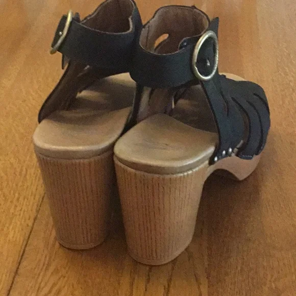 Woman’s Dansko black ankle strap heeled sandals. Size 40. Never worn! New! - Picture 4 of 9